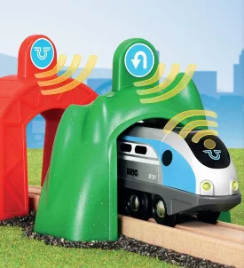 Brio # 33834 Smart Engine With Action Tunnels