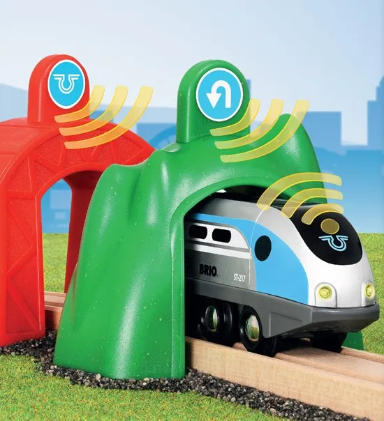 Brio # 33834 Smart Engine With Action Tunnels
